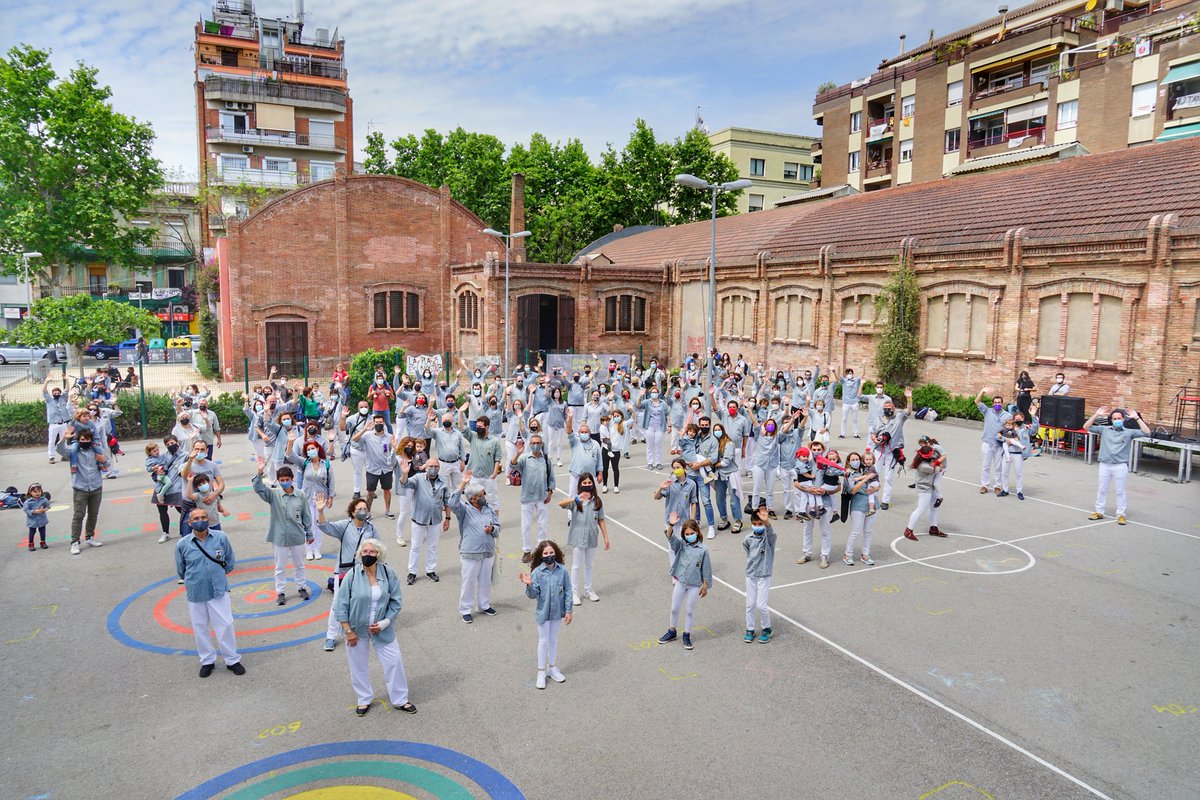 Ens hem tornat a posar la camisa, hem tornat a sentir el so de les gralles i dels timbals, i ens hem fet la tradicional fotografia de Colla; aquest cop davant del nou local.

Esperem que aviat puguem fer-ho a les places castelleres!