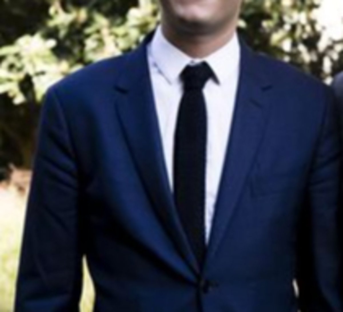 Afin que vous notiez la différence, voici une comparaison entre un ministre arborant un col français à pointes minuscules et un ministre portant une chemise à col italien.Le rendu de droite est harmonieux et renvoie l& #39;image d& #39;un homme expérimenté.