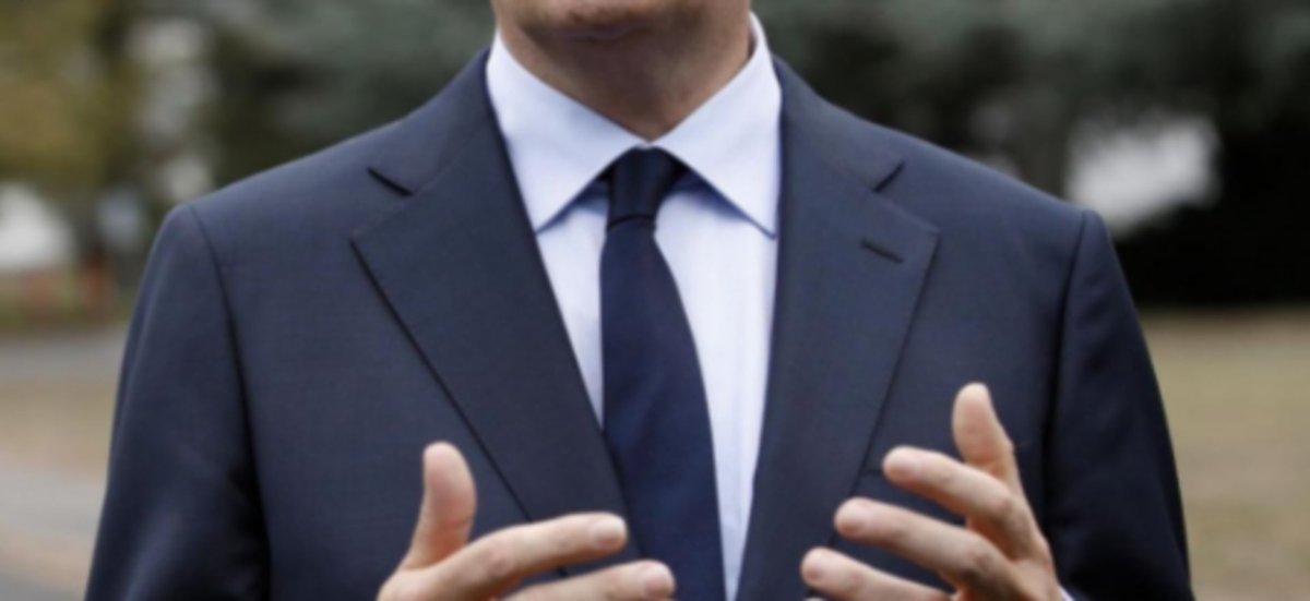 Afin que vous notiez la différence, voici une comparaison entre un ministre arborant un col français à pointes minuscules et un ministre portant une chemise à col italien.Le rendu de droite est harmonieux et renvoie l'image d'un homme expérimenté.