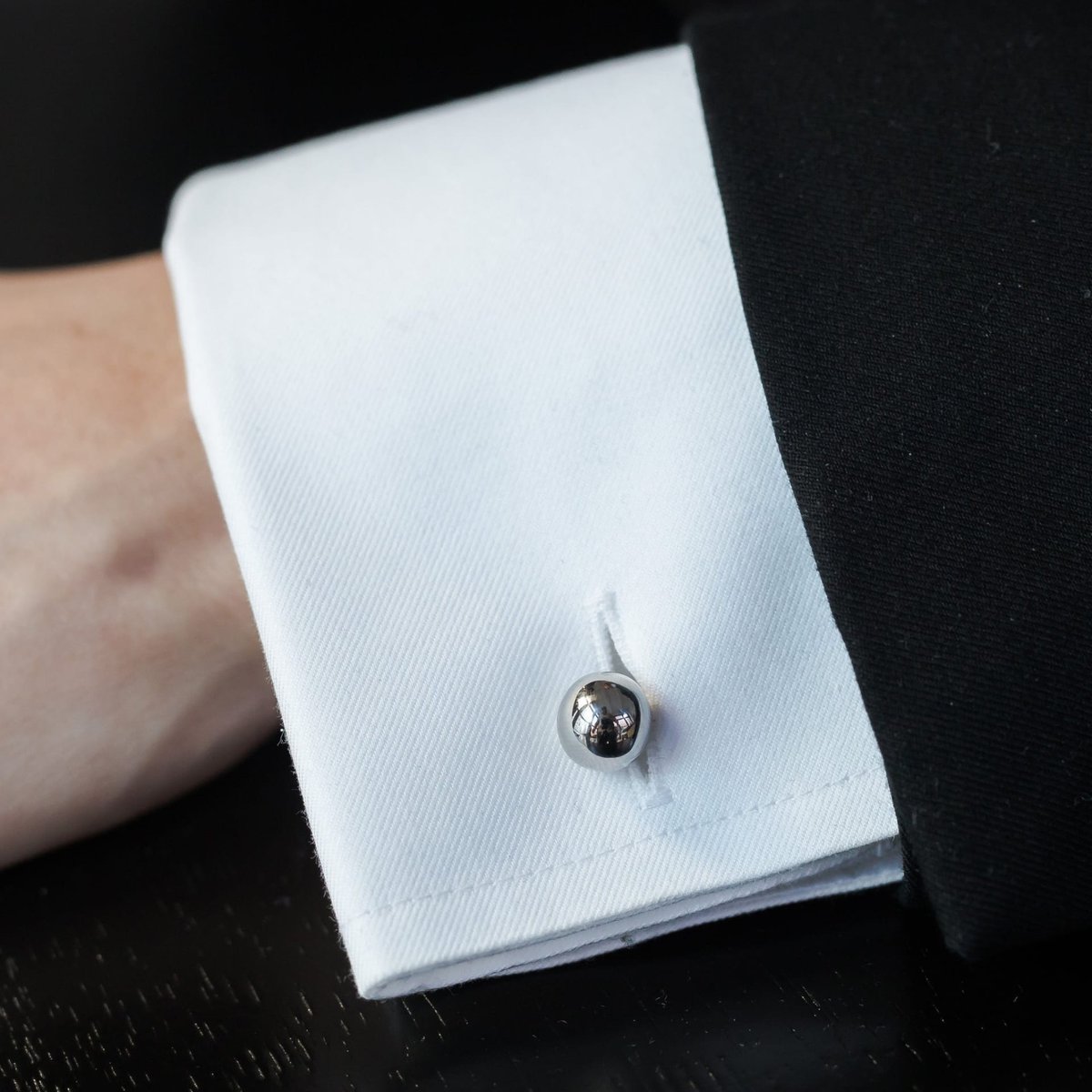 Pour un entretien, restez sobre en utilisant des boutons de manchettes en acier, argent, de couleur bleue ou noire, évitez l& #39;or et les diamants. Concernant les formes, restez classique, évitez ceux qui sont trop visibles ou ayant des motifs trop atypiques.