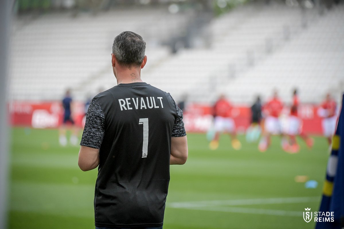 StadeDeReims's tweet photo. 𝑮𝒂𝒓𝒅𝒊𝒆𝒏 𝒅𝒆 𝒃𝒖𝒕
Plus qu'un poste, une fratrie. L'hommage des gardiens du #SDR à l'un des leurs, celui qui restera une icône du @HAC_Foot...💫
#SDRASM #ChristopheRevault https://t.co/UK2gOgbjWY