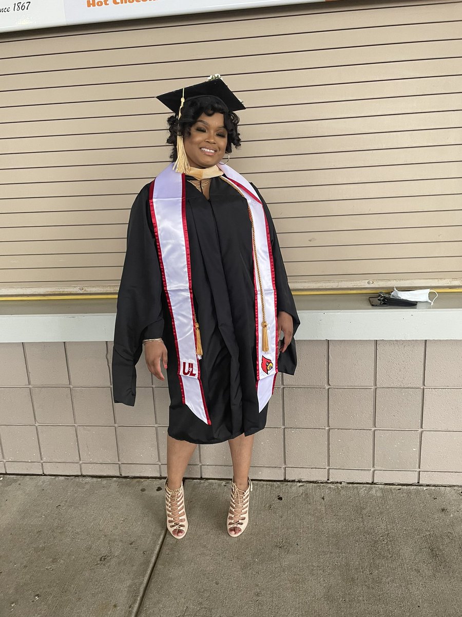 nopicsPlz's tweet photo. Finally was able to walk across the stage !! #MastersDegree #mastersinsocialwork #MSW HOTTER BY 3 degrees https://t.co/LkElEWsf9h