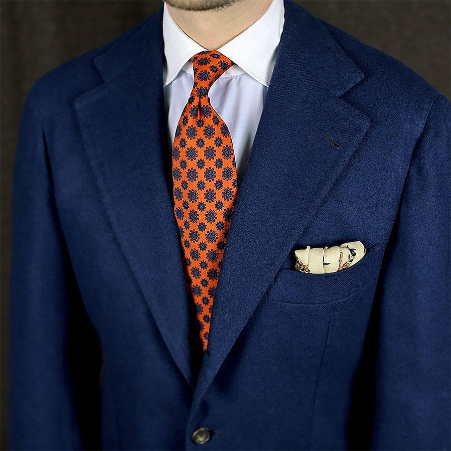 Comme nous le verrons dans cet article, le costume classique est gris ou bleu foncé. L’avantage de ces couleurs est qu’elles s’accordent très facilement avec toute couleur de cravate. À partir de là, vous pouvez aisément partir sur du jaune, du marron, du rouge, du orange …