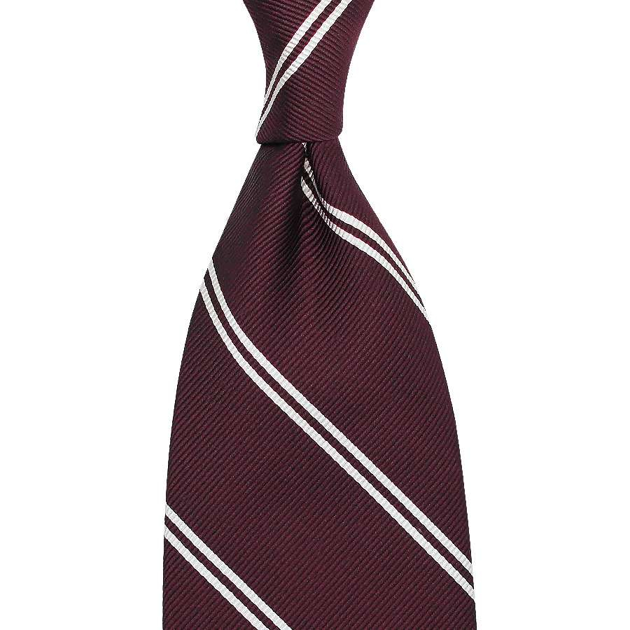 La cravate unie peut être un choix, mais c’est le seul élément de votre tenue qui peut être un peu original, alors profitez-en. Nous vous conseillons d’en prendre à motifs, avec des pois, des rayures, sans toutefois tomber dans l’outrance.
