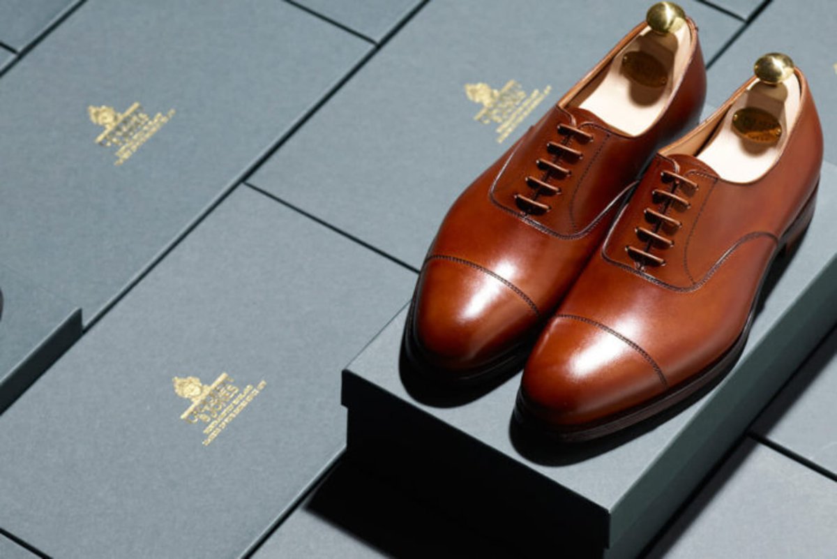 Le richelieu à bout droit est le soulier le plus populaire, il possède une pièce de cuir ajoutée au bout, c'est de là que vient son nom. De plus, notez que certains modèles peuvent avoir des perforations au bout, qu'on appelle brogue.