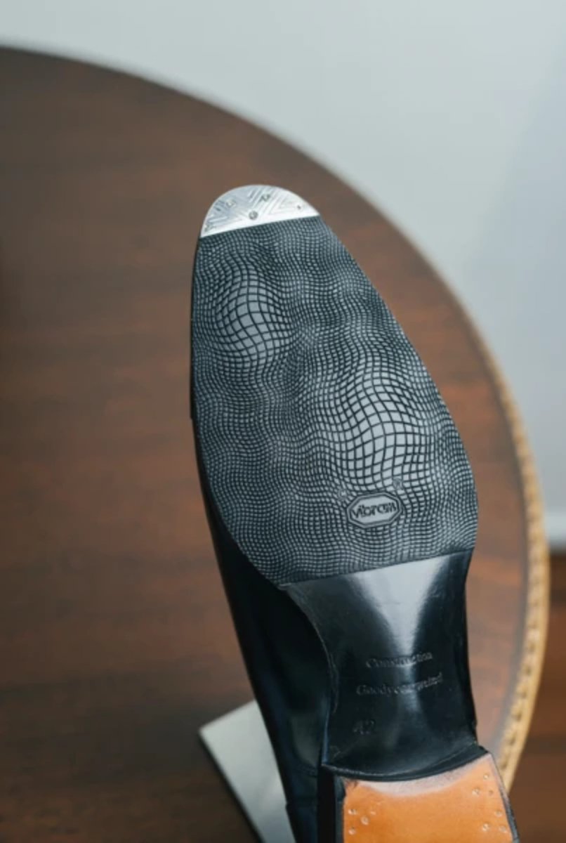 Avoir de beaux souliers de qualité est la première étape, la seconde est de bien les entretenir. Ainsi nous vous recommandons de faire poser des patins et des fers après l'achat de vos souliers, cela permettra de protéger vos semelles en cuir et le bout de vos souliers.