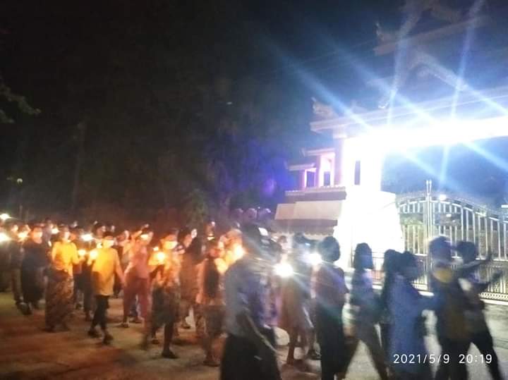 Wai_mar96's tweet photo. Peaceful night protest with candlelights in Lone Khin village, Kachin State !!
STOP AIR STRIKE
#NoFlyZoneInMyanmar #May9Coup
#WhatsHappeningInMyanmar https://t.co/uqvNgoeIJe