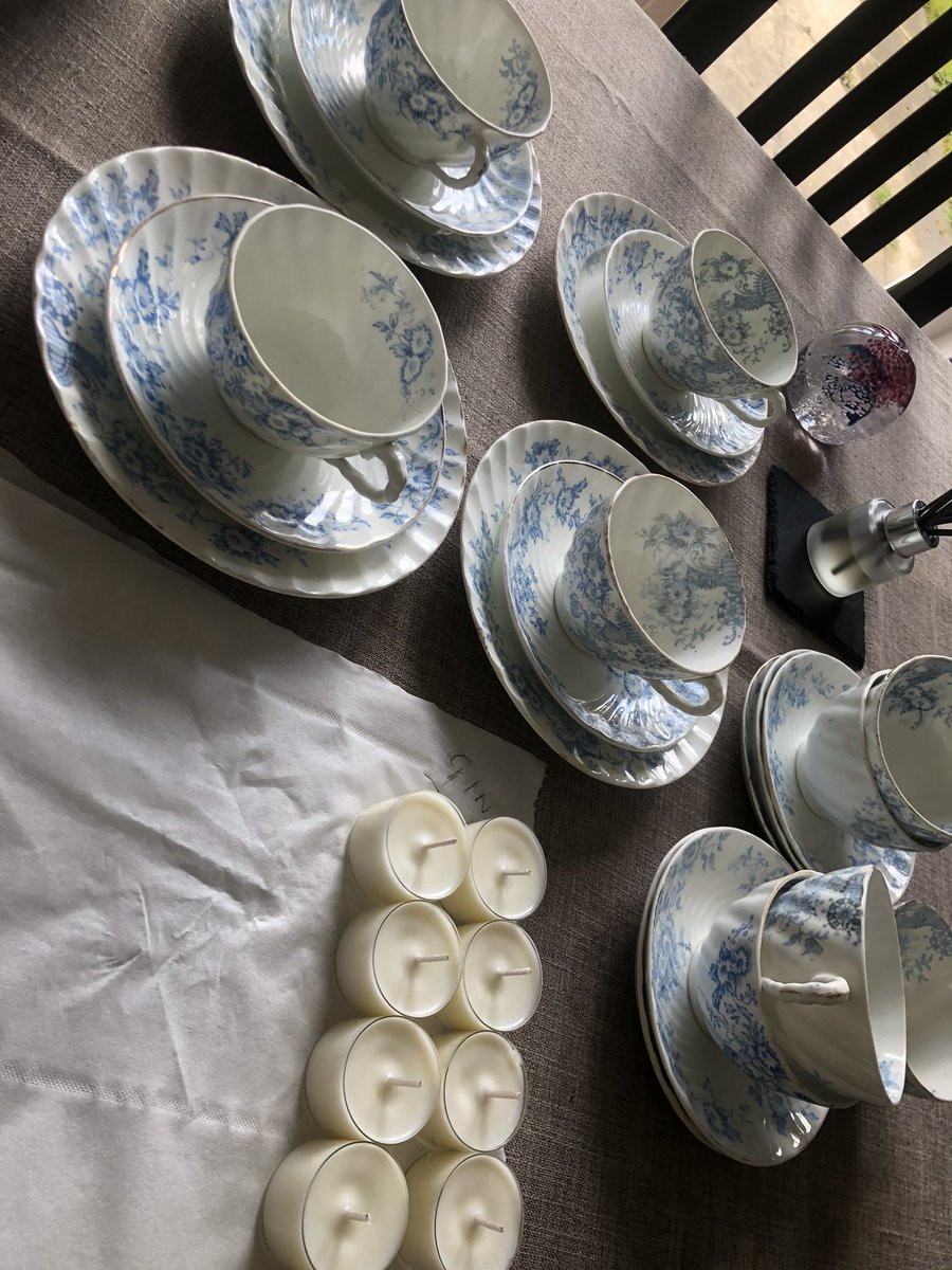 PaulaSpraggon's tweet photo. Tea lights made, just need to wait 2 weeks for them to cure before I test them out.

They will give around 6 hours burn time. 

How pretty are these teacups. Can’t wait to make candles in them 😍#tealights #rhubarbgin #scentedcandles https://t.co/yLcyVp6bOq