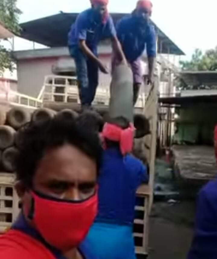 proletariankl51's tweet photo. ഇന്ന് 

വീണ്ടും വീണ്ടും ഒറ്റപ്പാലത്തെ ചുമട്ടുതൊഴിലാളികൾ മാതൃകയാവുന്നു. ഇന്നലെ 140 ഓക്സിജൻ സിലിണ്ടറുകളാണ് ഒറ്റപ്പാലം താലൂക്ക് ആശുപത്രിയിൽ എത്തിയത്. 
ഇറക്കി ഒതുക്കി വെക്കുന്നത് 
സൗജന്യമായിട്ടാണ്. ജീവകാരുണ്യ പ്രവർത്തനം നടത്തുന്ന ഒറ്റപ്പാലത്തെ ചുമട്ട്തൊഴിലാളികൾക്ക് അഭിനന്ദനങ്ങൾ https://t.co/d9Bx12CpIc