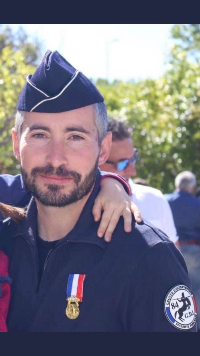 vpecresse's tweet image. Je joins mes pensées les plus chaleureuses à celles des policiers et des Avignonnais venus si nombreux aujourd’hui rendre hommage à #EricMasson, mort en service pour faire respecter la loi et nous protéger. Notre soutien à nos forces de l’ordre doit être indéfectible !