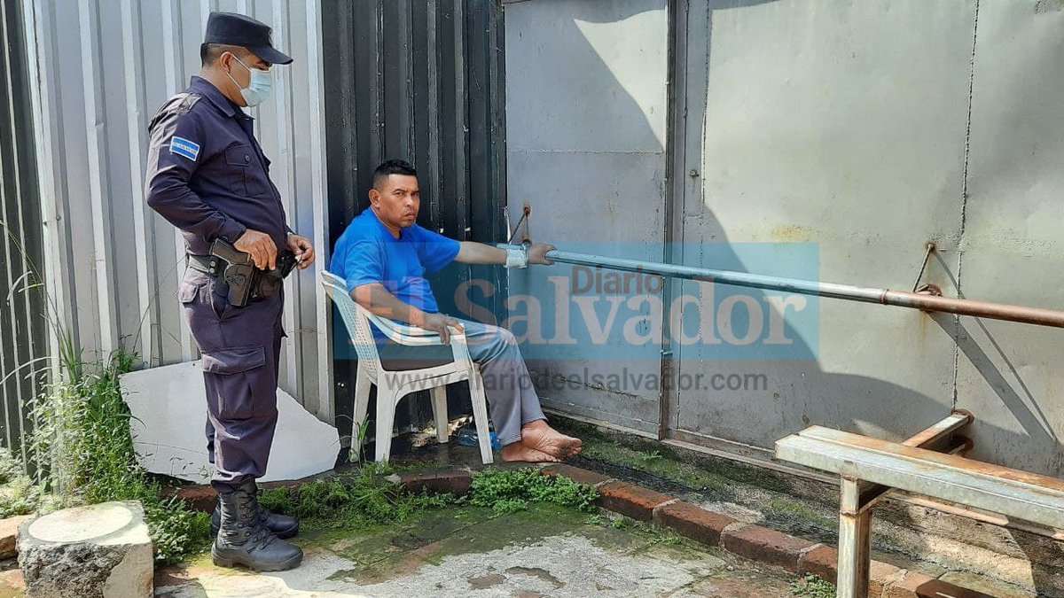 Diario El Salvador's tweet - "#EnDesarrollo | Hugo Ernesto Osorio Chávez,  de 51 años, acusado del múltiple homicidio ocurrido en #Chalchuapa,  #SantaAna, permanece detenido en la subdelegación de la @PNCSV de esa