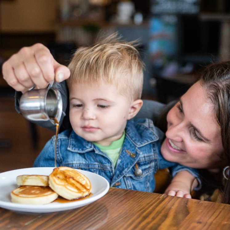 MrCaseDelivery's tweet image. Nothing says #SundayFunday with Mom like pancakes and syrup 💕 Happy Mother’s Day! #MrCase #MothersDay