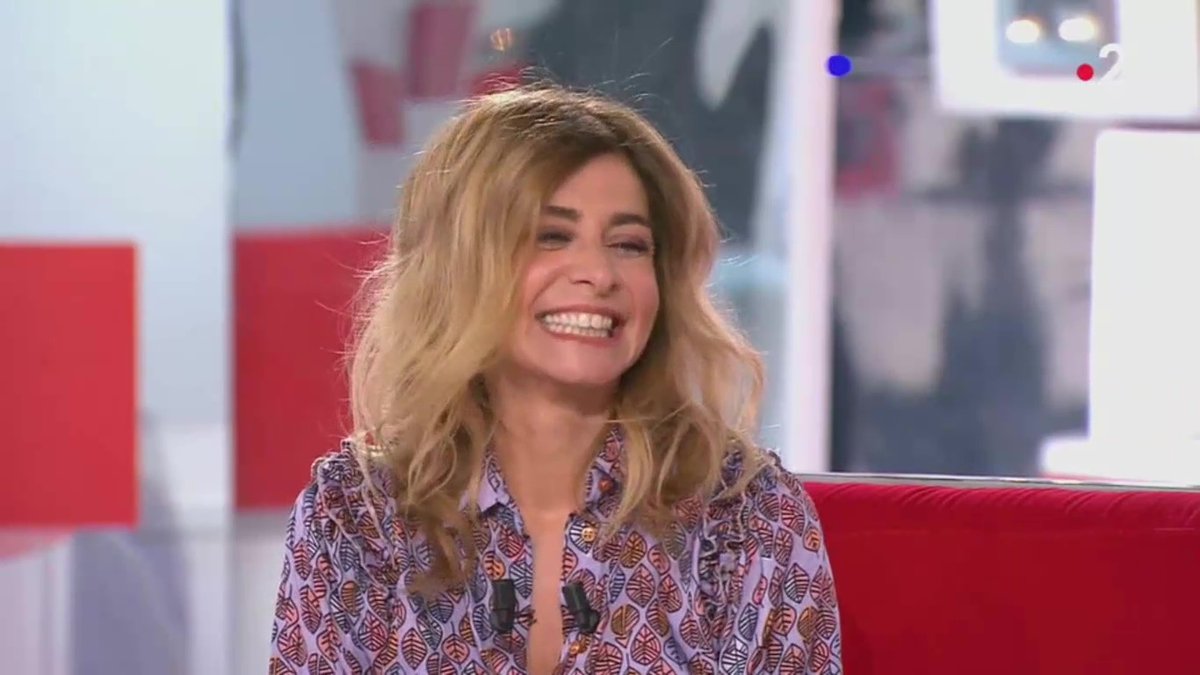 JulieZbyDE's tweet photo. #Lesamis Vous voulez (re)voir le passage de la belle @juliezenattioff dans le canapé rouge de #MichelDrucker pour l'émission #VivementDimanche ! Rendez-vous à ce lien !! Bon #Replay à tous ! #JulieZenatti #Interview #RefaireDanserLesFleurs 🌺🌸 -> https://t.co/OI3nRQma9d https://t.co/T2L6riQf9r