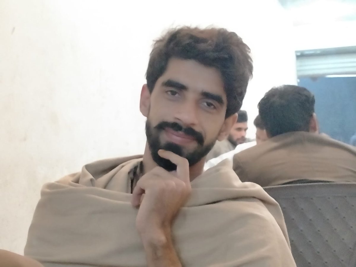 KhosoDeedar's tweet photo. #DrTariq was a highly talented student, he was CR of his class and cleared the medical entrance test in his first attempt. 
What did compel him to take such a dangerous step. This needs to be investigated.
#JusticeForDrTariq https://t.co/wgE8rEkyjg
