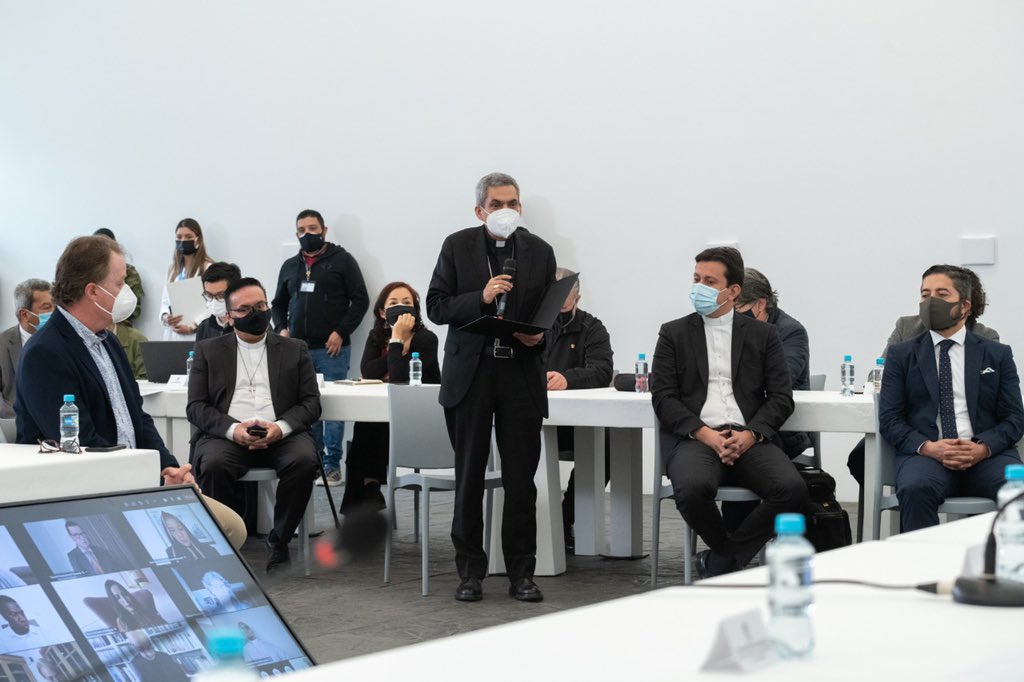 IvanDuque's tweet image. Compartimos con líderes religiosos, quienes en su función social y de fe trabajan por el bienestar del país. Destacamos su respaldo a la institucionalidad y al diálogo, el rechazo a la violencia y la petición para que se levanten bloqueos. #ColombiaSomosTodos