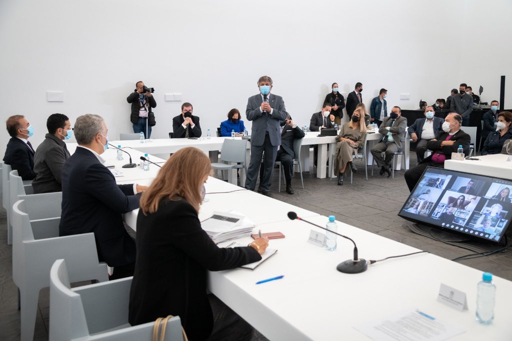 IvanDuque's tweet image. Compartimos con líderes religiosos, quienes en su función social y de fe trabajan por el bienestar del país. Destacamos su respaldo a la institucionalidad y al diálogo, el rechazo a la violencia y la petición para que se levanten bloqueos. #ColombiaSomosTodos