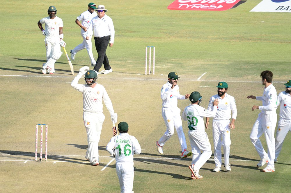 ICC's tweet photo. Stumps in Harare! 

Nauman Ali and Shaheen Afridi take nine wickets between them, but Zimbabwe hold on to extend play to a fourth day, ending the day at 220/9, trailing by 158 runs.

📸 @ZimCricketv | #ZIMvPAK | https://t.co/8hH4EMRnA8 https://t.co/RYfOlBj5KT