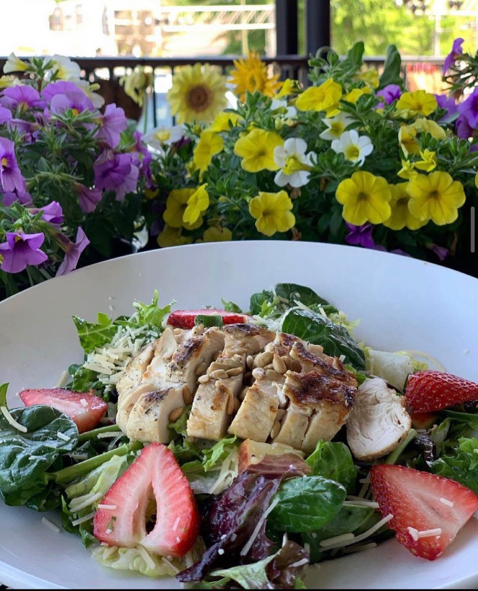 Treat Mom Right!!! If she is a scallop fan.... bring her in today!! If she is a salad fan... bring her in today!!!

#WeLoveMom #MothersDay #ItsOnAtTheGrill #Yum #Mom #Scallops