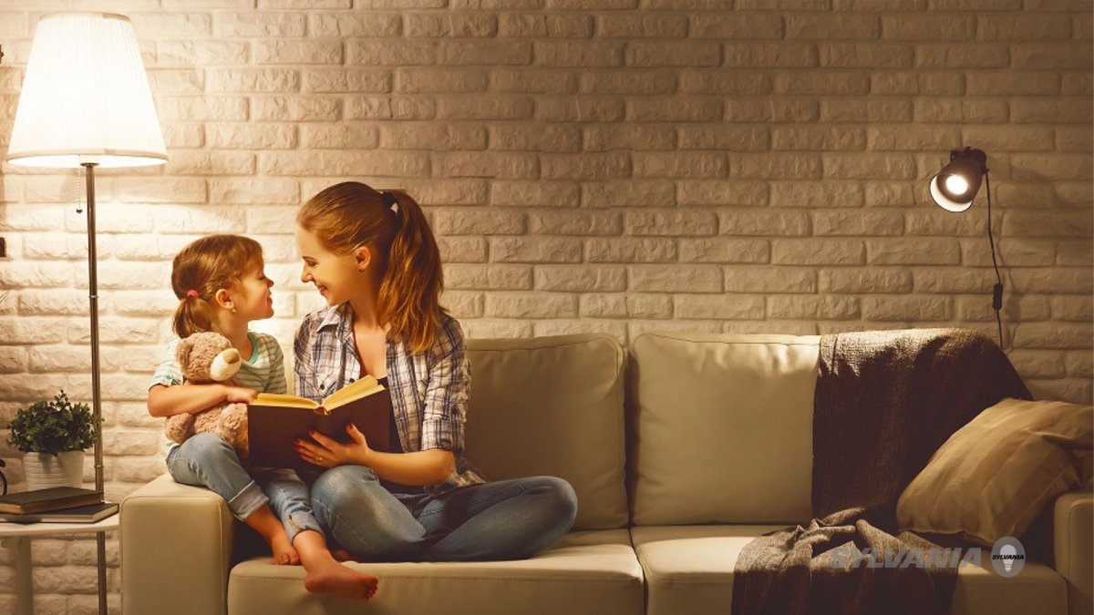 современный быт. семейный вечер. влюбленные у камина. человек в комнате. семья в гостиной вечером.