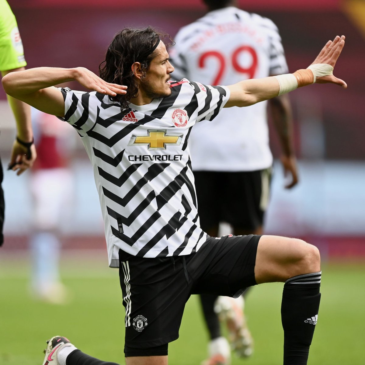 Retweet tweet ini untuk memberikan apresiasi pada Edison Cavani 🏹 ⚽