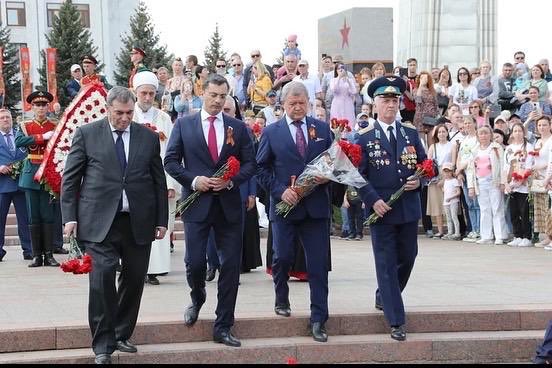 Сегодня в Самаре прошел парад Победы. После торжественного марша и возложения венков к Вечному огню, с губернатором Дмитрием Азаровым открыли мемориал «Генералы земли Самарской» на котором увековечены имена 179 генералов-фронтовиков. Еще раз с праздником, дорогие ветераны!
