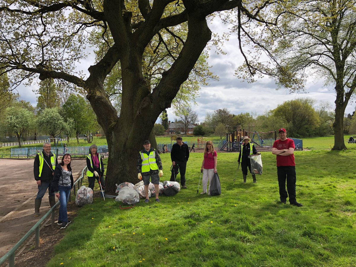 rogerbhx's tweet photo. Lovely afternoon for today's (rain delayed) litter pick in 
@park_hollies with @ged_hughes, @TaijaVigilia and lots of other brilliant volunteers. I had a go at clearing the entrance off Oakhurst Road this time. https://t.co/wsKHqmyXgL
