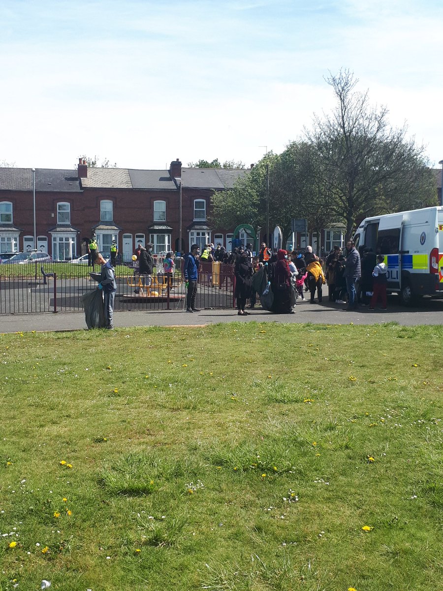 Cleanup_UK's tweet photo. Family groups turn out to clean the park 200 residents show
@BordesleyWMP @Navbeardedbey
#TheBeautifulBirminghamProject #CleanupUK #LitterAction https://t.co/Uqsy8y2XpN