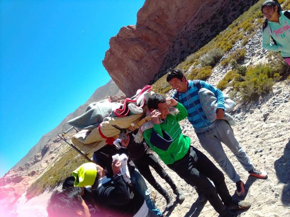 marcedellisola's tweet photo. #ElTolar #Catamarca No piden una ruta ni una calle asfaltada, solo un camino para que accedan al paraje maestros, médicos y ambulancias! #Thiago de 6 años se accidentó y tuvieron que bajarlo en esta camilla casera durante 4 horas hasta #ElDurazno https://t.co/6FjN50BuNz