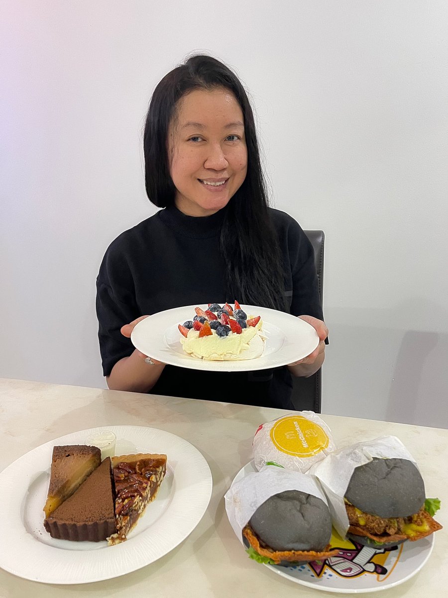 djlinsuriacinta's tweet image. Ada yang kata setiap hari adalah Hari Ibu🤩✌🏻bagus jugak kalau gitu😆hari2 #djlin dapat makan apa yang tekak teringin nak makan😝so malam ni dapat #cakes @alexisbistro &amp;amp; #burgerlab👏❤️Tq #frauzan #Alia #shikin #aresya &amp;amp; #nazren  🥳🎂🎊#happymothersday to me💋#hariibu2021 #hariibu