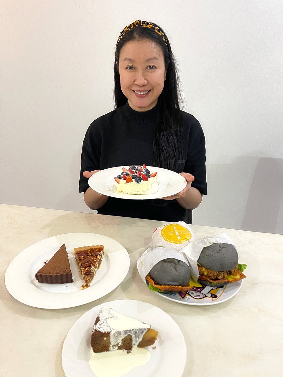 djlinsuriacinta's tweet image. Ada yang kata setiap hari adalah Hari Ibu🤩✌🏻bagus jugak kalau gitu😆hari2 #djlin dapat makan apa yang tekak teringin nak makan😝so malam ni dapat #cakes @alexisbistro &amp;amp; #burgerlab👏❤️Tq #frauzan #Alia #shikin #aresya &amp;amp; #nazren  🥳🎂🎊#happymothersday to me💋#hariibu2021 #hariibu