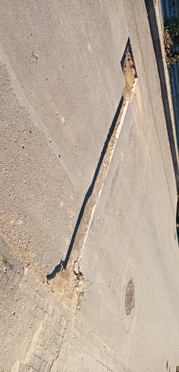 MusaYksl's tweet photo. @uskudarbld güzeltepe mah, Çanakçı Sokak, bubi tuzağı gibi sokağa çıkan arabaların yürüyen aksaminin yerinden söküyor https://t.co/ARU4hko2FF
