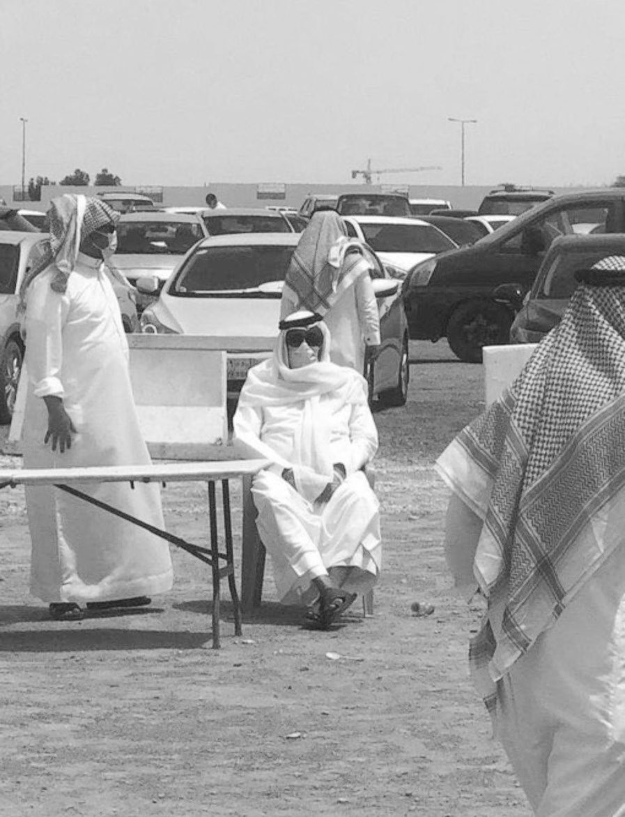 صعب جداً ان تصف حال وليد الفراج في هالصوره، الفقد شعور لايوصف ابداً 
الله يرحمك يابو غيداء .