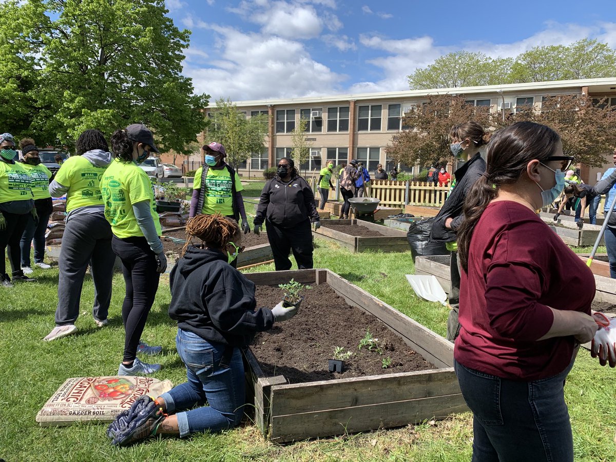 Was happy to lend a hand yesterday turning weed-filled planters into a community garden in Englewood. #imagineenglewoodif #greaterenglewoodunityday #chicagocares
