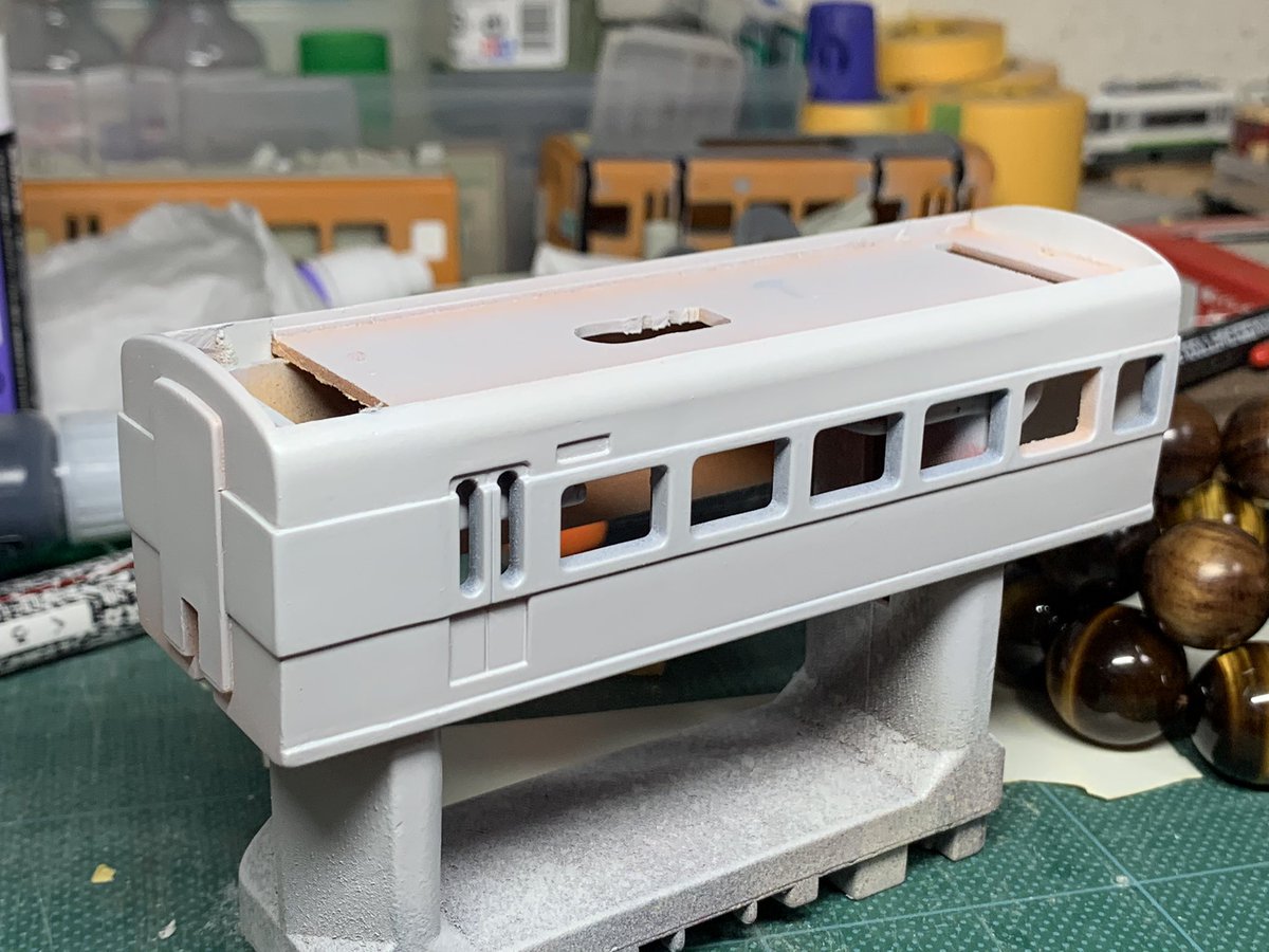 KDM_100's tweet photo. 加工ダイジェスト
全車要加工、切り継ぎあり。中間車は種車一両をうまくやりくりして種車の浪費を抑制しています。
クーラーキセも長くするために延長しました。 https://t.co/TA46CePTr2