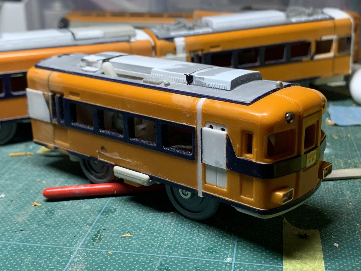 KDM_100's tweet photo. 加工ダイジェスト
全車要加工、切り継ぎあり。中間車は種車一両をうまくやりくりして種車の浪費を抑制しています。
クーラーキセも長くするために延長しました。 https://t.co/TA46CePTr2