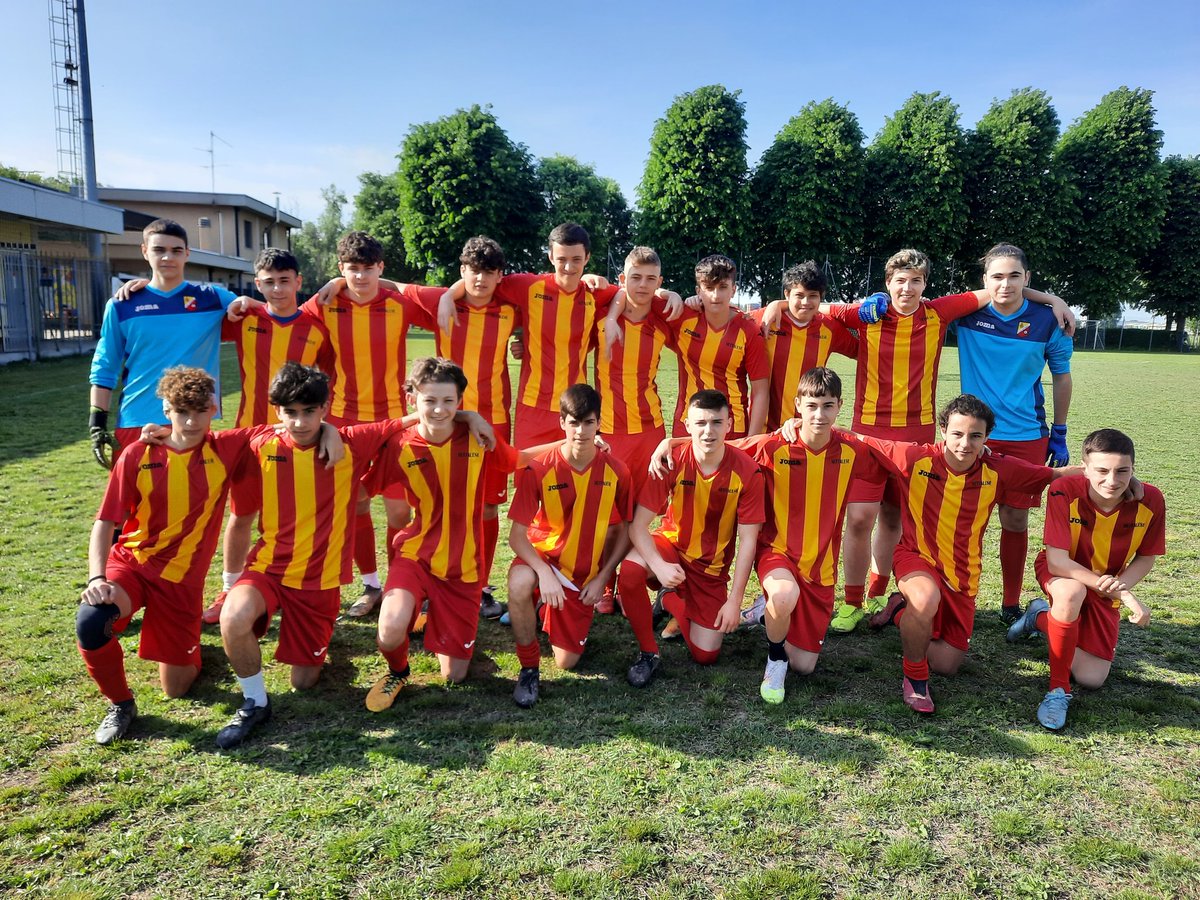 settalese's tweet photo. In piedi da sx:
#ilPerru, #kuse, #valis, #superPole, #andre, #cri #inge, #flò, #michael, #cece, #daniel;
Accosciati da sx:
#crì #rouge, #samu, #pablo, #agne, #frà, #NIKGEO, #pollo05 e #leone
@settalese
#Under16 #provinciali #2005 #lodi https://t.co/c6toFqZTab