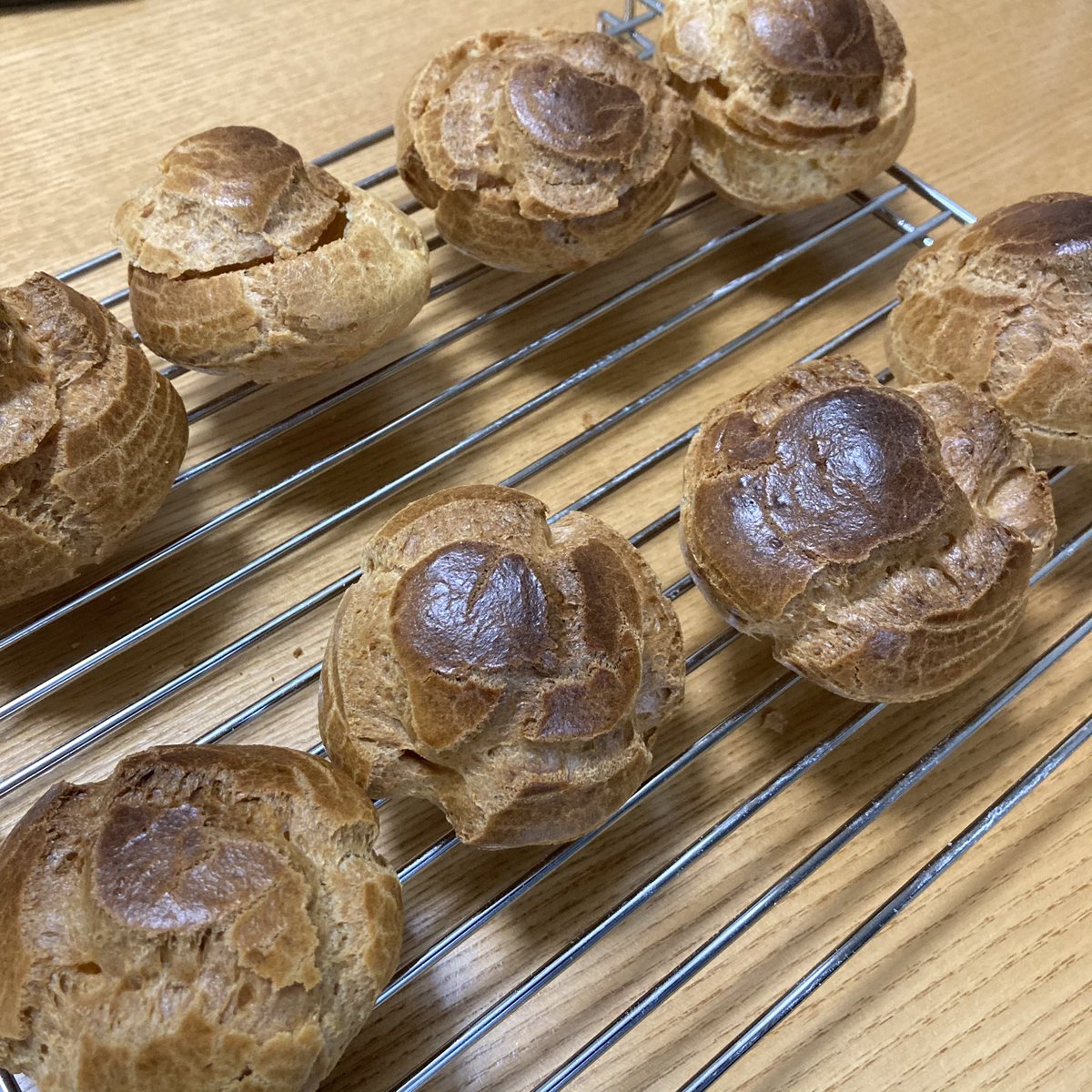 たむ 自分はというと我が家の母 妻 と娘たちにシュークリームを作った 母の日の名目の元 ただシュークリームを作りたかっただけ笑 シュー生地は前回より良く膨らんでいい仕上がり カスタードクリームも上々 これでシュークリームの呪縛から解放された