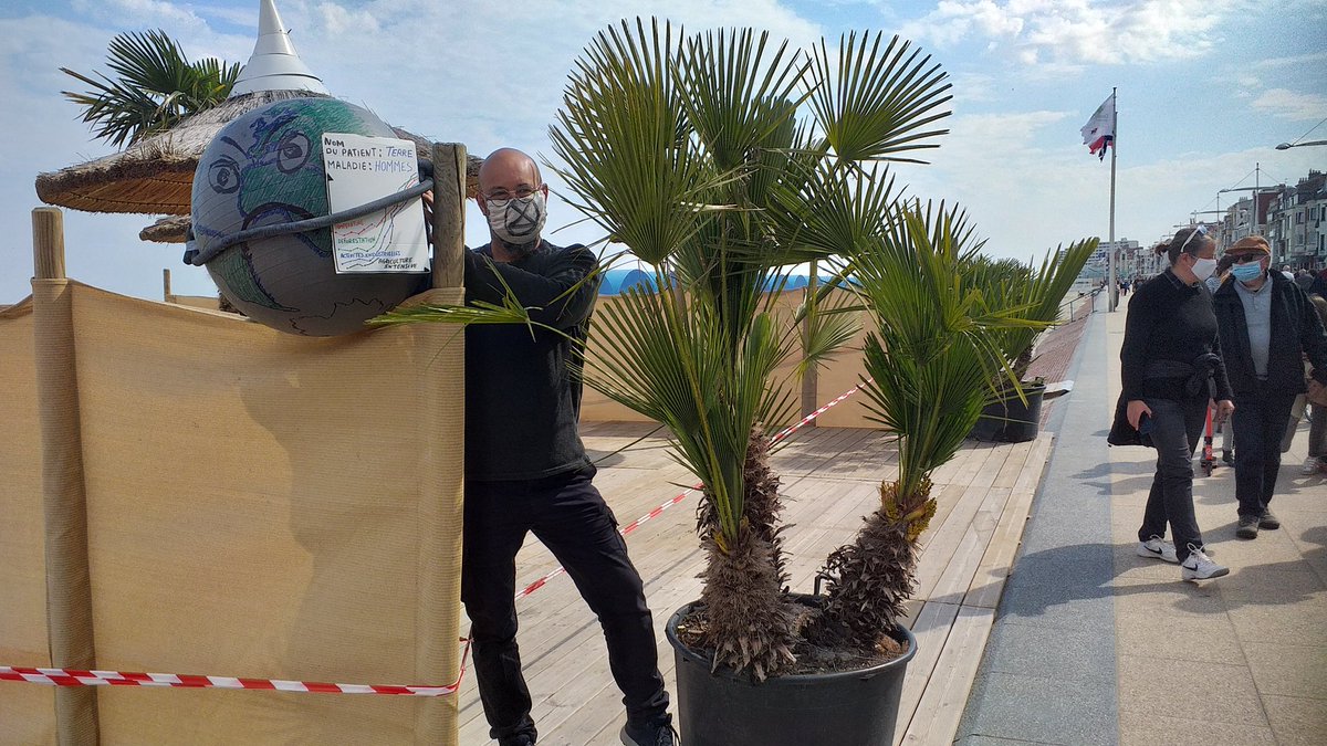 XRDunkerque's tweet photo. Comme Thiers a vendu la #France aux prussiens, @EmmanuelMacron vend la Loi Climat aux lobbies financiers, politiques et de l'industrie extractiviste ✊🍒 https://t.co/dvF2VFsXMM