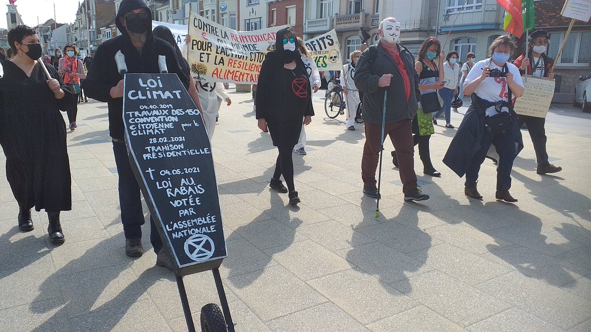 XRDunkerque's tweet photo. XR a rejoint la Marche en cortège funèbre. Dans le cercueil : la Loi Climat. Morte par trahison du président des français @EmmanuelMacron loi faite suite à une promesse du président.
#agirmaintenant #guerirlademocratie #conventioncitoyennepourleclimat #diteslaverite #dunkerqu https://t.co/v5RDj8bSEk