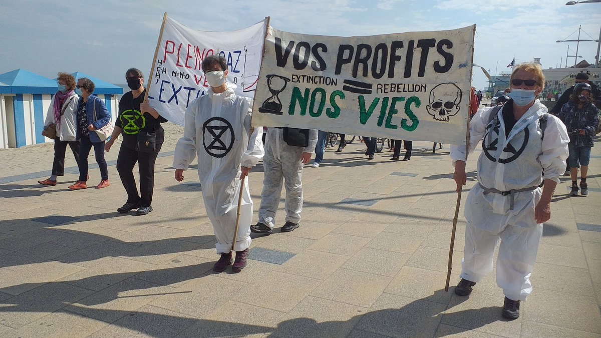 XRDunkerque's tweet photo. XR a rejoint la Marche en cortège funèbre. Dans le cercueil : la Loi Climat. Morte par trahison du président des français @EmmanuelMacron loi faite suite à une promesse du président.
#agirmaintenant #guerirlademocratie #conventioncitoyennepourleclimat #diteslaverite #dunkerqu https://t.co/v5RDj8bSEk