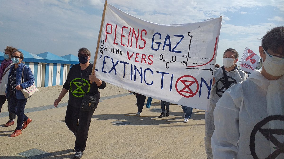 XRDunkerque's tweet photo. XR a rejoint la Marche en cortège funèbre. Dans le cercueil : la Loi Climat. Morte par trahison du président des français @EmmanuelMacron loi faite suite à une promesse du président.
#agirmaintenant #guerirlademocratie #conventioncitoyennepourleclimat #diteslaverite #dunkerqu https://t.co/v5RDj8bSEk