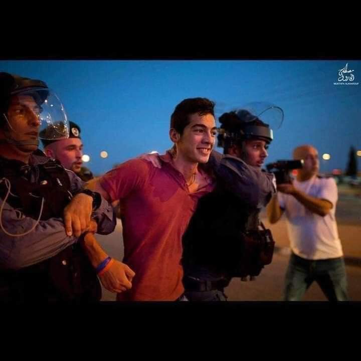Adro_Mo's tweet photo. C'est seulement en #Palestine qu'on trouve des «faces à la mort» avec des sourires au visage😢🙌
#PalestiniansLivesMatter https://t.co/FaSd2VkVX1