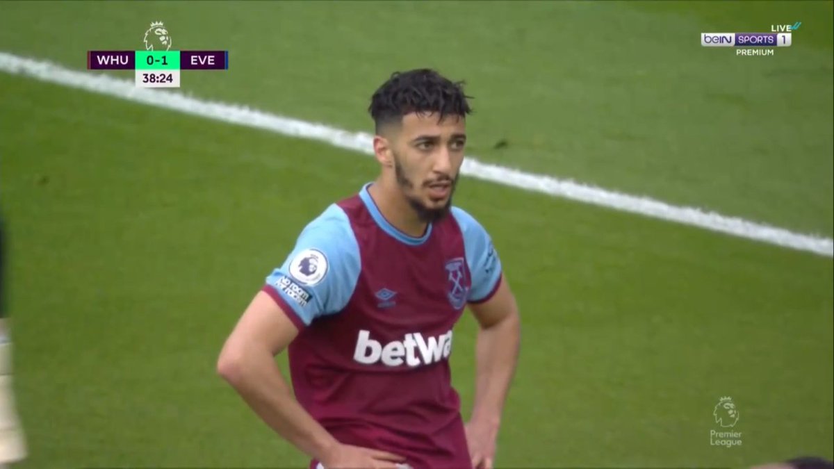 IshaqChebli's tweet image. Benrahma n'arrive toujours pas à ouvrir son compteur de but en PL malgré la belle tête plongeante qu'il vient de mettre #TeamDz #WHUEVE