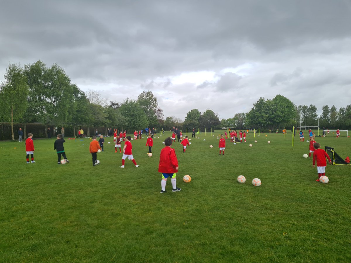 TolkaRoversAFC's tweet photo. 🔴⚪ Great to see lots of red & white in a busy Johnstown Park this morning. From the smiles on everyone's faces, it's safe to say the kids and coaches are delighted to be back ⚽️
#TRFC #football #academy #schoolboygirlfootball #saferreturntotraining #grassroots #coaching #sfai https://t.co/VMRdmRTtrW
