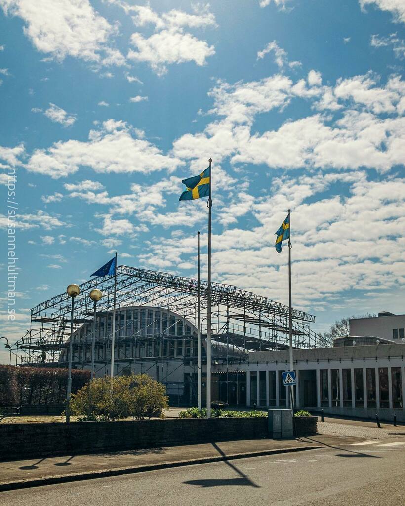 ompio's tweet photo. Ännu fler byggställningar har omgett medborgarhuset vara tak blåste bort härförleden. Och eftersom det idag tydligen är Europadagen så vajade EU-flaggen bredvid de svenska fanorna.
#medborgarhuseteslöv
#medborgarhuset
#eslöv
#europadagen
#flagga https://t.co/j5XPKUYqaC https://t.co/c2PWuxtuXs
