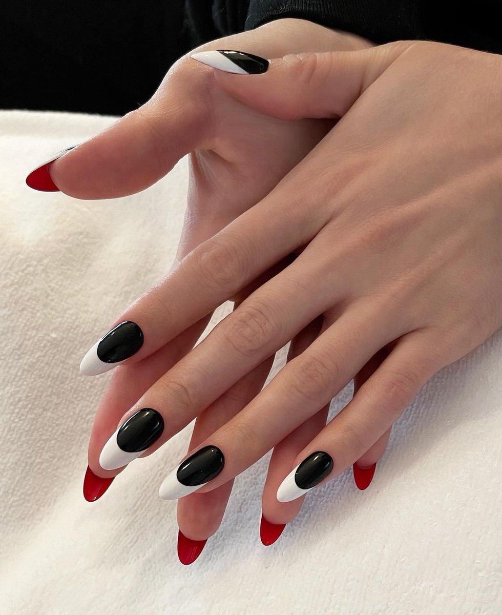 Selenators_GER's tweet image. Tom Bachik: French Twist mit einer Flipside ✨
♥️Big Apple Red
🤍Alpine Snow
🖤Black Onyx @opi @opi_professionals @glblctzn #VaxLive #nailsbytombachik #40yearsofcolor