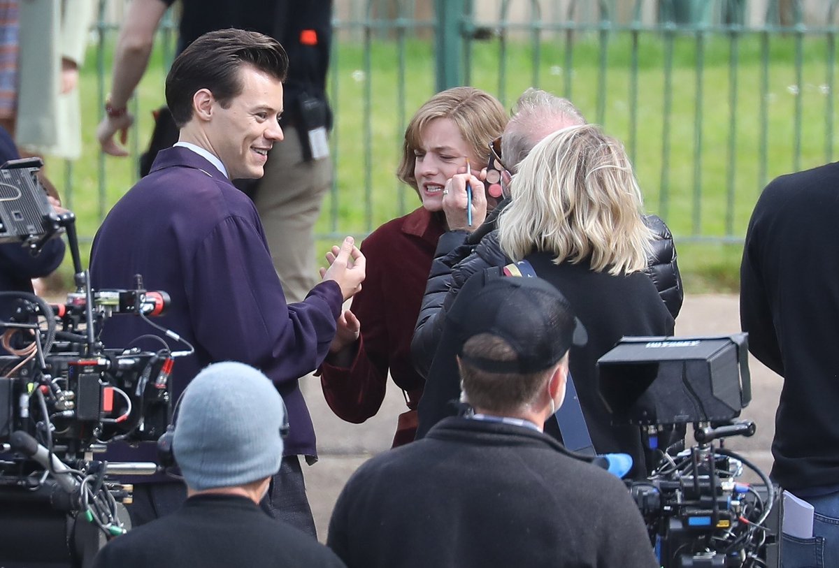 Harryupdate28's tweet photo. 📸| ¡Más de Harry y Emma en el set de My Policeman hoy! #MyPoliceman #HarryStyles https://t.co/vQapiRTT9X