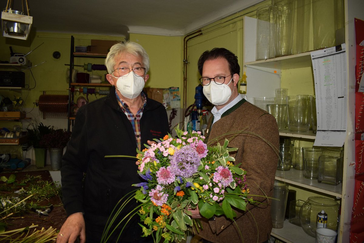TSchipanski's tweet photo. Zum #Muttertag habe ich bei #Blumen #Heyn in #Gotha den Strauß für meine Mutter selbst gebunden. Ich wünsche allen einen schönen Muttertag! https://t.co/03AveeVply