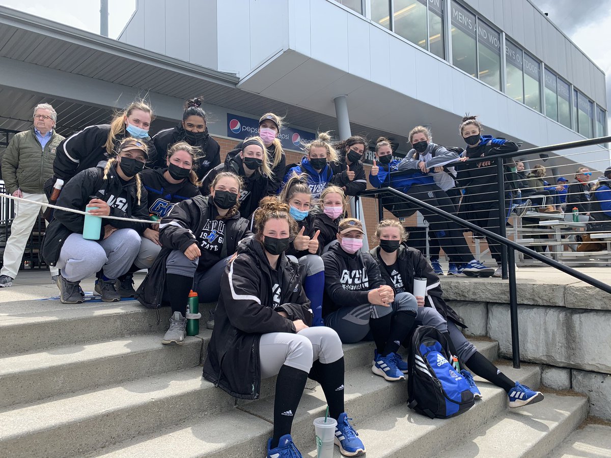 KeriBecker33's tweet photo. @GVSUSoftball team gonna be a little late to practice today. They are busy helping the AD with @GVSUWLAX #importantStuff #sisterhood  ⬆️⚓️💙 https://t.co/HwUsDTU0LP