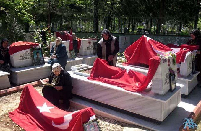 Bugün, Annelerin Yılda 1 Seferlik Anneler Günü... Resimde ise; Hayatı Günsüz Annelerin Yaşadıkları Her Günü... Ellerinizden Öperim... Senin, Benim Annem Gibiler..Doğal, Garip, Bizden.. Rabbim Sizi Cenette Kavuştursun... 😥